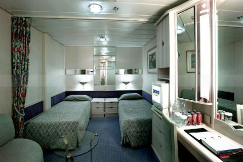 Deux lits jumeaux (convertibles en grand lit double), salle de bain privée, coiffeuse, sèche-cheveux, télévision en circuit fermé et téléphone.