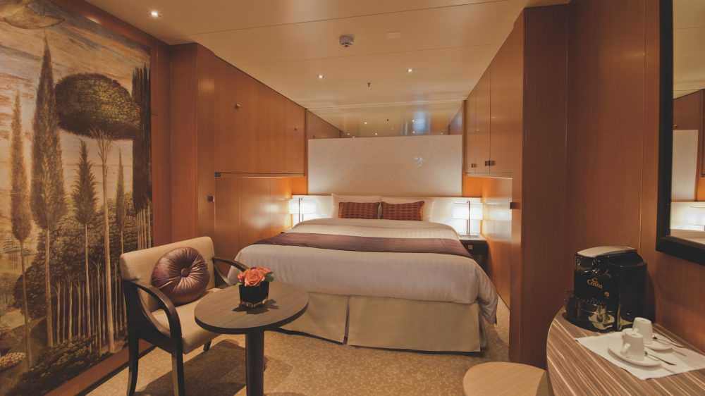 Superficie de 16,6m².
Equipées d’une salle de bains avec douche, de la climatisation, d’une télévision par satellite HD à écran plat de 40 pouces, d’un téléphone, d’un minibar réfrigéré, d’un sèche-cheveux, d’un coffre-fort et d’un service de chambre 24h/24.