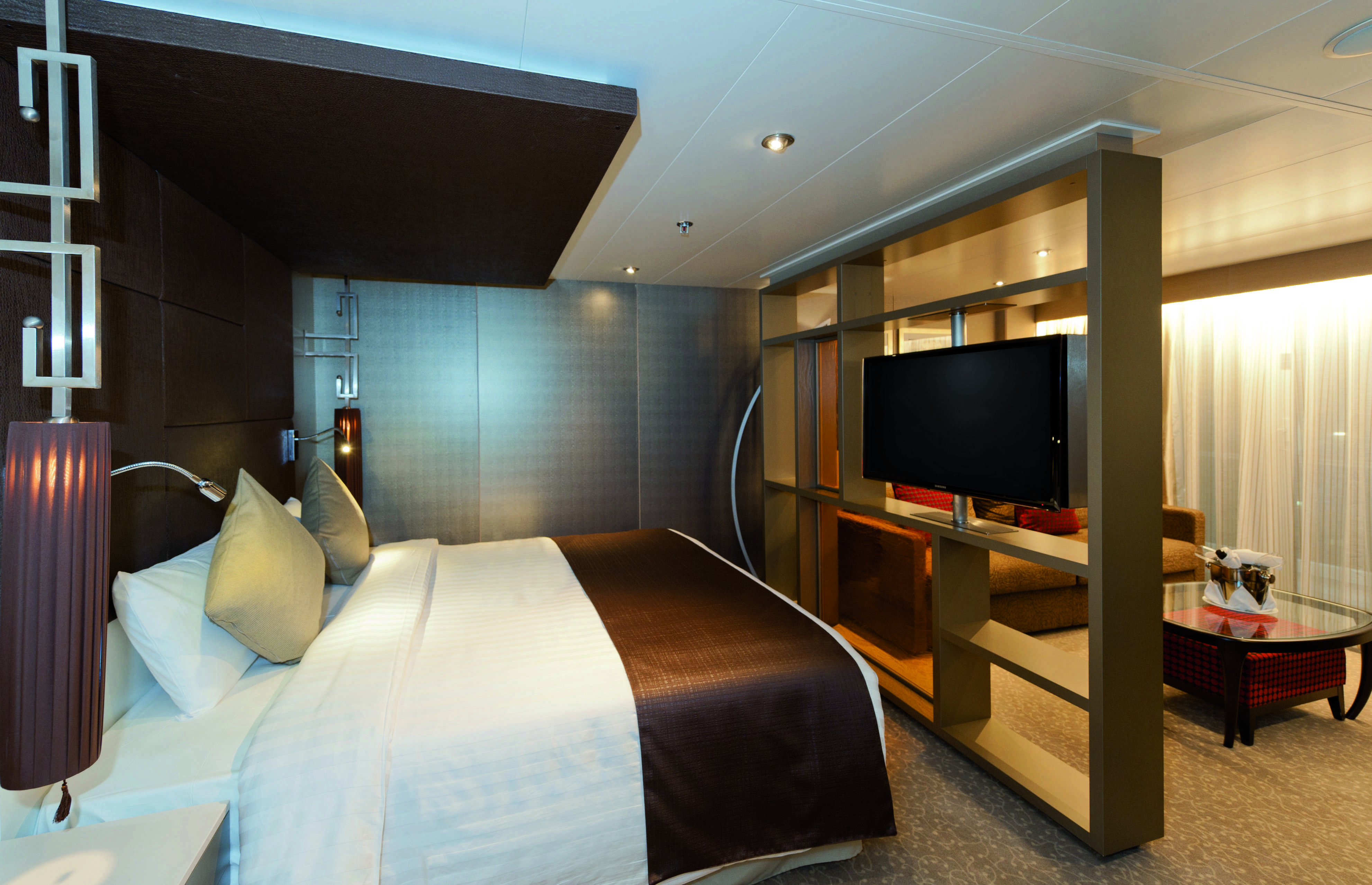 Superficie entre 20,4m² et 48,3m². Certaines disposent d'un balcon, d'une terrasse sur mer et d'une véranda.
Equipées d’une salle de bains avec douche, de la climatisation, d’une télévision par satellite HD à écran plat de 40 pouces, d’un téléphone, d’un minibar réfrigéré, d’un sèche-cheveux, d’un coffre-fort et d’un service de chambre 24h/24.