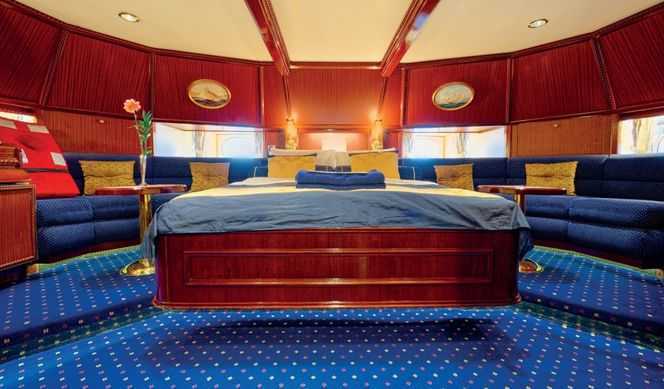 Les 2&nbsp;cabines de l&#39;armateur se situent &agrave; l&#39;arri&egrave;re du bateau, sur le pont Clipper. Elles offrent un lit double, mini-bar, salle de bain avec bain &agrave; remous.&nbsp;